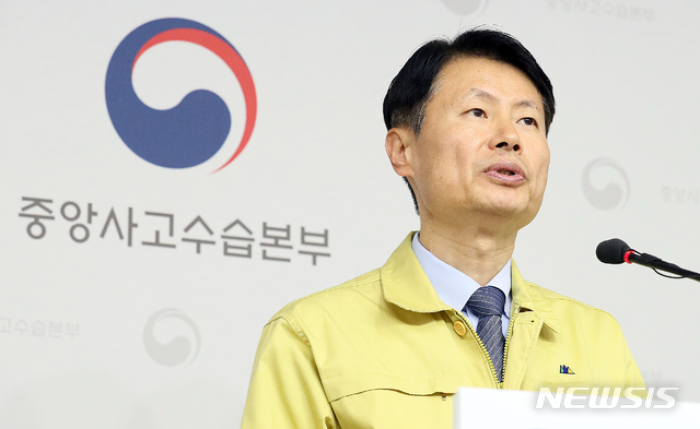 [세종=뉴시스]강종민 기자 = 김강립 중앙사고수습본부 부본부장이 14일 오전 정부세종청사에서 신종 코로나바이러스 감염증(코로나19) 대응 현황 등을 브리핑 하고 있다. 2020.02.14. ppkjm@newsis.com