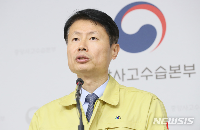 [세종=뉴시스]강종민 기자 = 김강립 중앙사고수습본부 부본부장이 14일 오전 정부세종청사에서 신종 코로나바이러스 감염증(코로나19) 대응 현황 등을 브리핑 하고 있다. 2020.02.14.&nbsp; ppkjm@newsis.com