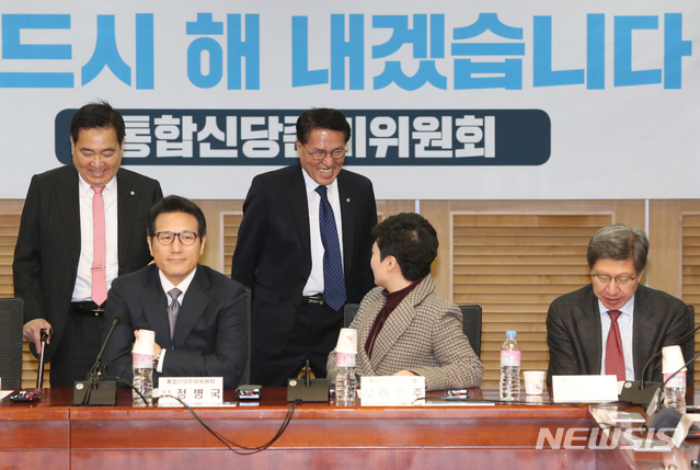[서울=뉴시스] 고승민 기자 = 심재철 자유한국당 원내대표, 정병국, 정운천 새로운보수당 의원, 이언주 미래를향한전진4.0 대표, 박형준 준비위 공동위원장이 14일 서울 여의도 국회 의원회관에서 열린 통합신당준비위원회 6차 회의에서 인사를 나누고 있다. 2020.02.14.kkssmm99@newsis.com