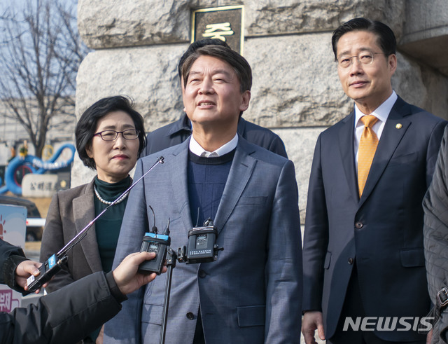 [서울=뉴시스] 김진아 기자 = 안철수 국민당 창당준비위원장이 14일 경기 과천 중앙선거관리위원회 앞에서 중앙선거관리위원회의 당명 사용 불허 결정과 관련해 입장을 발표하고 있다.(사진=국민의당 제공) 2020.02.14.&nbsp; photo@newsis.com
