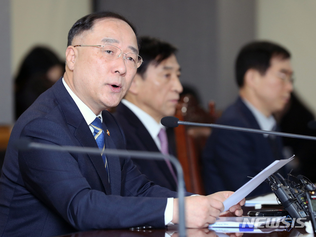 [서울=뉴시스]이윤청 기자 =홍남기 경제부총리 겸 기획재정부 장관이 14일 서울 중구 은행회관 중회의실에서 열린 거시경제 금융회의에서 발언하고 있다. 2020.02.14.&nbsp;&nbsp; radiohead@newsis.com