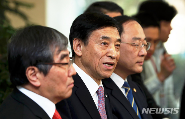 [서울=뉴시스]이윤청 기자 =이주열 한국은행 총재가 지난 14일 서울 중구 은행회관 중회의실에서 열린 거시경제 금융회의를 마치고 취재진의 질문에 답하고 있다. 2020.02.14. radiohead@newsis.com