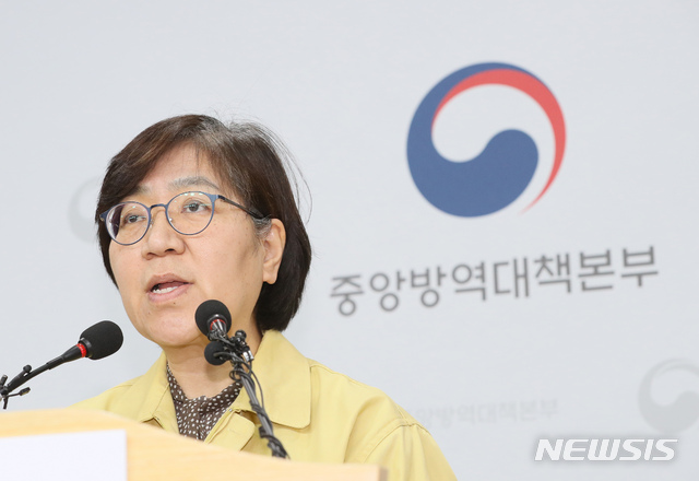 [청주=뉴시스]강종민 기자 = 정은경 중앙방역대책본부장(질병관리본부장)이 14일 오후 충북 청주 질병관리본부에서 신종 코로나바이러스 감염증(코로나19) 국내 발생 현황에 대해 브리핑하고 있다. 2020.02.14.&nbsp; ppkjm@newsis.com