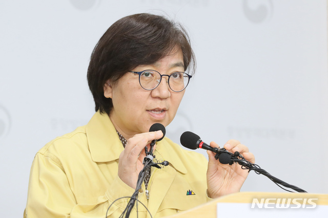 [청주=뉴시스]강종민 기자 = 정은경 중앙방역대책본부장(질병관리본부장)이 14일 오후 충북 청주 질병관리본부에서 신종 코로나바이러스 감염증(코로나19) 국내 발생 현황에 대해 브리핑하고 있다. 2020.02.14.&nbsp; ppkjm@newsis.com