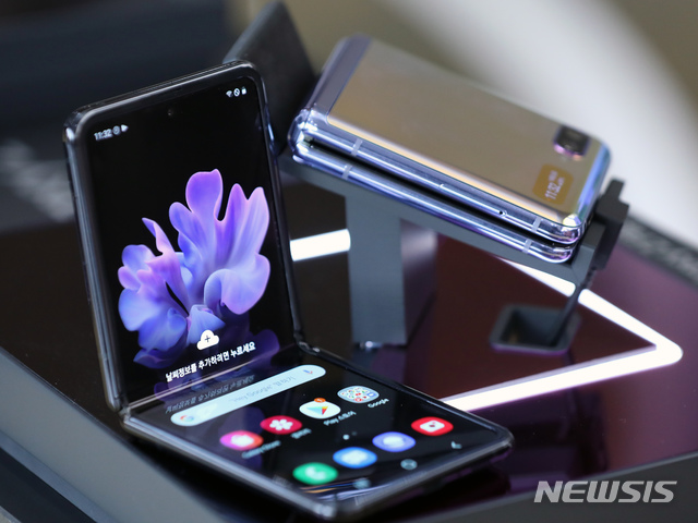[서울=뉴시스]이윤청 기자 = 14일 서울 종로구 KT스퀘어에 '갤럭시Z플립'이 전시되어 있다. 삼성전자 플립형 폴더블 스마트폰 '갤럭시Z플립'은 국내 이동통신 3사(KT, SK텔레콤, LG유플러스)를 통해 이날 출시됐다. 2020.02.14.  radiohead@newsis.com 