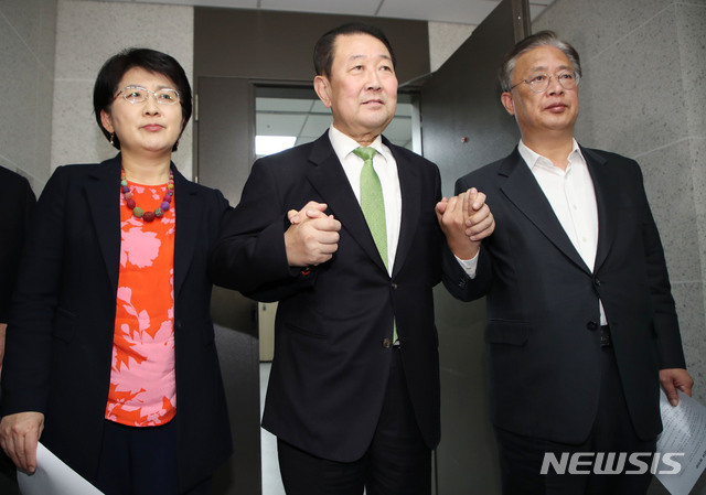 [서울=뉴시스] 김진아 기자 = 박주선 바른미래당 대통합개혁위원장, 박주현 민주평화당 통합추진특별위원장, 유성엽 대안신당 통합추진위원장이 12일 서울 여의도 국회 의원화관에서 합당 합의문을 낭독 후 손을 맞잡고 있다. 2020.02.14.&nbsp; bluesoda@newsis.com