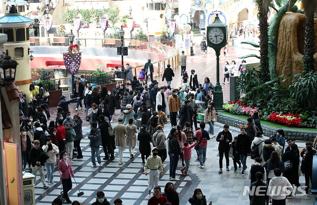 [서울=뉴시스]박주성 기자 = 신종 코로나바이러스 감염증(코로나19) 확진환자의 추가발생이 없는 가운데 14일 오후 서울 송파구 롯데월드 어드벤처를 찾은 시민들이 놀이시설을 즐기고&nbsp; 있다. 2020.02.14. park7691@newsis.com