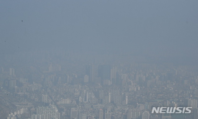 [서울=뉴시스]박주성 기자 = 서울의 미세먼지, 초미세먼지가 나쁨을 보이고 있는 가운데 14일 오후 서울 송파구 서울스카이에서 바라본 서울 하늘이 뿌옇게 보이고 있다. 2020.02.14.&nbsp; park7691@newsis.com