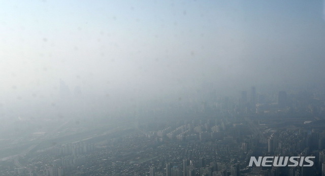 [서울=뉴시스]박주성 기자 = 서울의 미세먼지, 초미세먼지가 나쁨을 보이고 있는 가운데 14일 오후 서울 송파구 서울스카이에서 바라본 서울 하늘이 뿌옇게 보이고 있다. 2020.02.14. park7691@newsis.com
