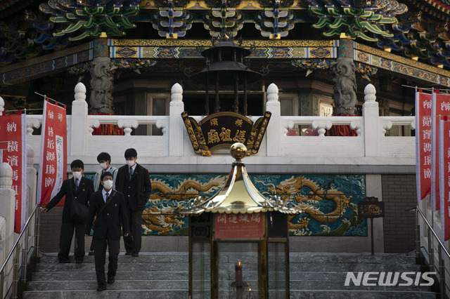 [요코하마=AP/뉴시스]13일 일본 도쿄 인근 요코하마의 차이나타운을 찾은 학생들이 한 사찰 계단을 내려오고 있다. 이날 도쿄에서 2020 도쿄올림픽 조직위(JOC)와 국제올림픽위원회(IOC)의 대회 준비 점검 회의가 열린 가운데 JOC는 신종 코로나바이러스 감염증(코로나19)으로 인한 올림픽 중단은 없다고 명확히 밝혔다. 2020.02.14.
