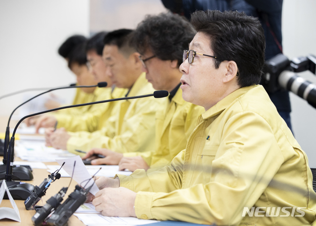 [세종=뉴시스] 조명래 환경부 장관은 15일 오전 환경부 서울상황실에서 11개 관계부처 및 5개 시·도가 참여한 가운데 미세먼지 재난대응 합동점검회의를 열어 국민건강 보호 조치의 철저한 이행을 강조하고 있다. 2020.02.15. (사진= 환경부 제공)