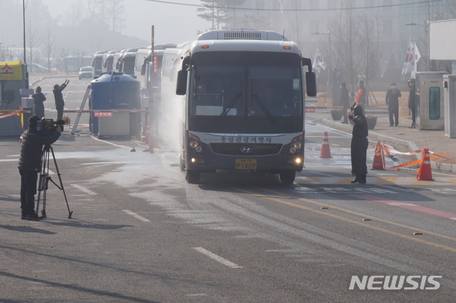 [진천·음성=뉴시스] 김재광 기자 = 신종 코로나바이러스 감염증(코로나19) 발원지인 중국 후베이성 우한에서 1차 전세기(대한항공)로 입국해 충북 혁신도시 국가공무원인재개발원에서 생활한 교민 173명이 15일 버스를 타고 집으로 귀가하고 있다.2020.02.15 kipoi@newsis.com 