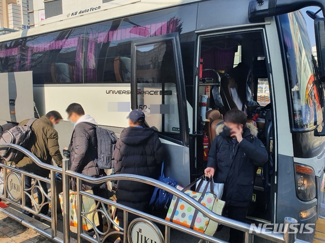 [청주=뉴시스] 조성현 기자= 15일 오전 11시께 충북 진천군 국가공무원인재개발원에서 신종 코로나바이러스 감염증(코로나19) 사태로 2주간 격리 생활을 마친 교민 중 일부가 집으로 돌아가기 위해 버스에서 내리고 있다. jsh0128@newsis.com