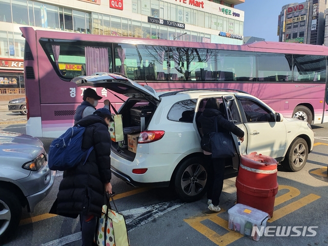 [청주=뉴시스] 조성현 기자= 15일 오전 11시께 신종코로나바이러스 감염증(코로나19)의 발원지인 중국 후베이성 우한에서 귀국해 충북 진천군 국가공무원인재개발원에 머물렀던 우한 교민들이 2주간의 격리 생활을 마치고 집으로 돌아가고 있다. 2020.02.15.&nbsp; jsh0128@newsis.com 