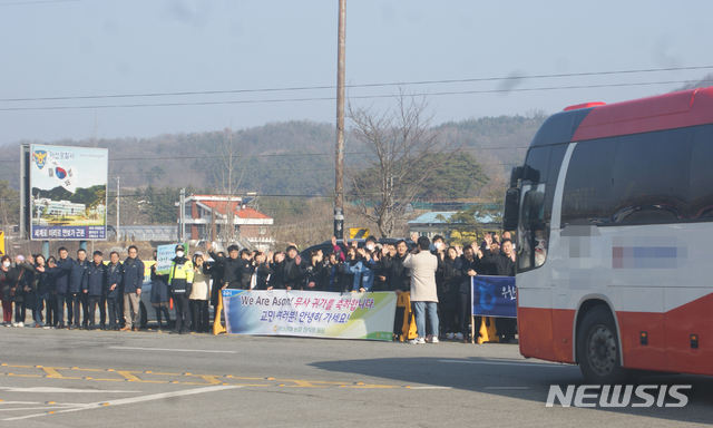 [아산=뉴시스]이종익 기자 = 신종 코로나바이러스 감염증(코로나19) 발원지인 중국 후베이성 우한에서 1차 전세기로 입국해 충남 아산 경찰인재개발원에서 생활한 교민 193명이 15일 오전 버스를 타고 집으로 귀가하고 있다. 2020.02.15. 007news@newsis.com