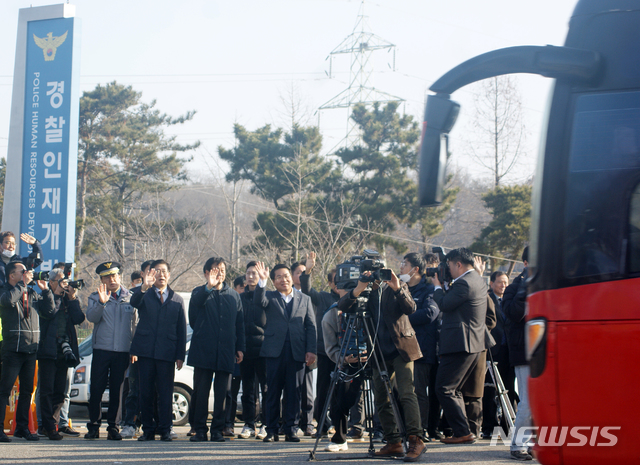 [아산=뉴시스]이종익 기자 = 진영 행정안전부 장관과 양승조 충남도지사, 오세현 아산시장 등이 15일 오전 아산의 경찰인재개발원에서 귀가하는 교민들을 배웅하고 있다. 2020.02.15. 007news@newsis.com