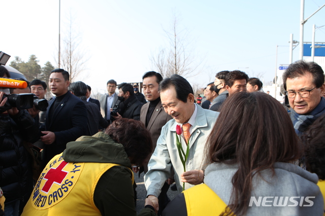 [진천=뉴시스] 김재광 기자 = 정세균 국무총리가 15일 우한 교민 173명을 배웅하기 위해 진천 혁신도시 국가공무원 인재개발원을 찾아 주민들과 인사하고 있다. 2020.02.15. kipoi@newsis.com