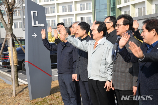 [서울=뉴시스] 정세균 국무총리가 15일 진천 공무원인재개발원에서 격리 생활을 마치고 귀가하는 우한 교민들이 탑승한 버스를 향해 손을 흔들고 있다. 2020.02.15. (사진=총리실 제공) photo@newsis.com