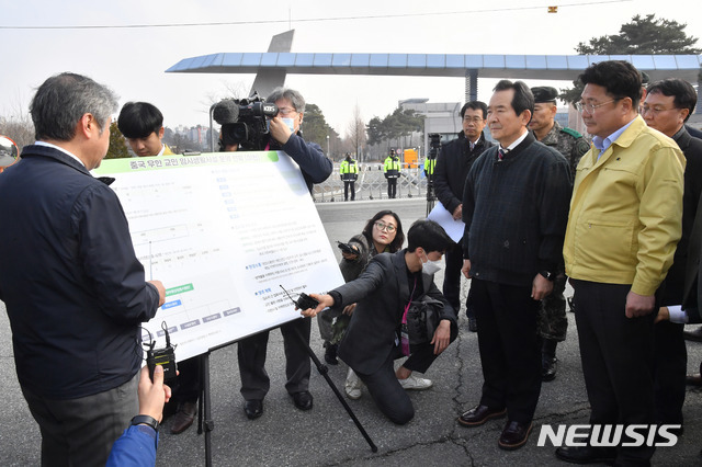  3차 우한교민 임시생활시설인 이천시 장호원읍 국방어학원에서 정문ㅇ에서 현장상황을 보고받는 정세균 국무총리. (뉴시스 DB) 