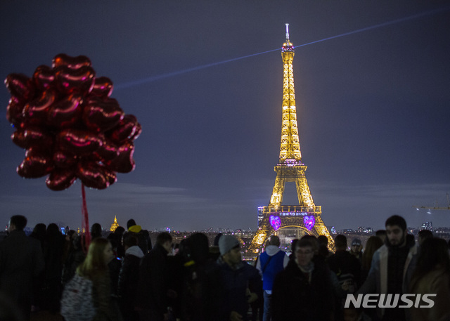 [파리=AP/시스]14일(현지시간) 밸런타인 데이를 기념해 조명을 밝힌 프랑스 파리의 에펠 탑 모습. 2020.02.15. 