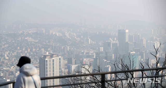 [서울=뉴시스]김선웅 기자 = 서울 초미세먼지 농도가 '나쁨' 상태를 나타낸 15일 서울 남산공원에서 바라본 도심이 흐리다. 2020.02.15. mangusta@newsis.com