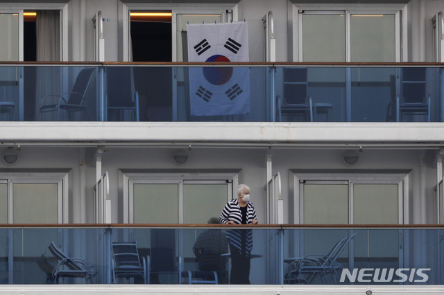  [요코하마=AP/뉴시스]15일 일본 요코하마항에 정박해 있는 유람선 다이아몬드 프린세스호의 한 객실 발코니에 태극기가 걸려 있다. 일본에서 14일 하루에만 8명의 확진자가 발생해 총 259명이 감염된 것으로 집계됐으며 이 중 218명은 크루즈 내에서 발생한 것으로 알려졌다. 2020.02.15. 