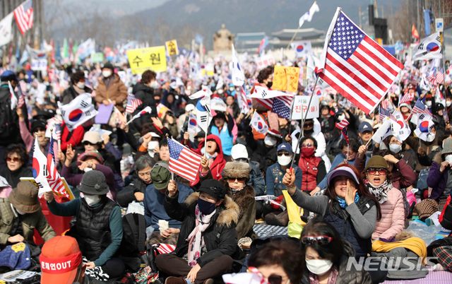 [서울=뉴시스]김선웅 기자 = 문재인하야범국민투쟁본부(범투본)가 청와대 앞 불법농성 천막을 철거당한 후 첫 번째 주말인 지난 15일 서울 종로구 광화문광장 일대에서 정부 규탄 집회를 진행하고 있다. 2020.02.15. mangusta@newsis.com