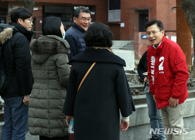 [서울=뉴시스]이윤청 기자 = 4.15 총선 종로구에 출마하는 황교안 자유한국당 대표가 15일 오후 서울 종로구 마로니에공원에서 시민들과 대화하고 있다. 2020.02.15.   radiohead@newsis.com