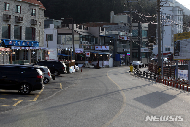 [강릉=뉴시스]김경목 기자 = 신종 코로나바이러스 감염증(코로나19) 확진 12·14번 중국인 부부가 다녀간 강원도 강릉시 강동면 정동진리 정동진해변 상권이 초토화됐다. 2020.02.16.&nbsp; photo31＠newsis.com 