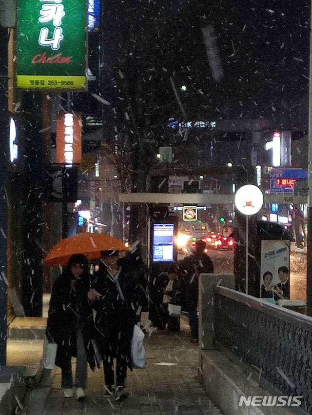 [춘천=뉴시스]김경목 기자 = 강원 영서지역에 대설주의보가 발효 중인 가운데 16일 오후 춘천시에 눈이 내리고 있다. 2020.02.16. (사진=독자 제공) photo＠newsis.com 