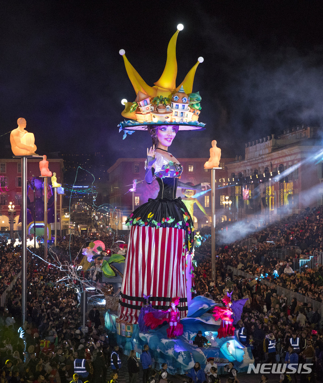 [니스=AP/뉴시스]15일(현지시간) 프랑스 남부 니스에서 제136회 니스 카니발이 개막해 카니발 퍼레이드(Corso Carnavalesque)가 펼쳐진 가운데 '패션의 여왕' 조형물이 행진하고 있다. 니스 카니발은 브라질의 리우 카니발, 이탈리아의 베네치아 카니발과 함께 세계 3대 카니발로 꼽히는 프랑스 대표 겨울 축제로 올해는 '패션의 왕'을 주제로 열려 29일까지 이어진다. 2020.02.16.