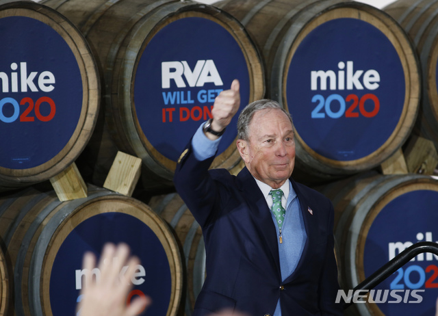 [리치먼드( 미 버지니아주)= AP/뉴시스] 민주당 대선 후보 경선에 출마한 마이크 블룸버그가 2월 15일 버지니아주 리치먼드에서 독자적인 유세 행보를 펼치고 있다. 그는 초기 코커스 참여를 모두 기권하고 직접 거액 광고와 유세를 통해 지지율을 끌어올리고 있어 다른 후보들에게 "돈으로 선거를 사려한다"는 비난을 듣고 있다. 2020.2.17