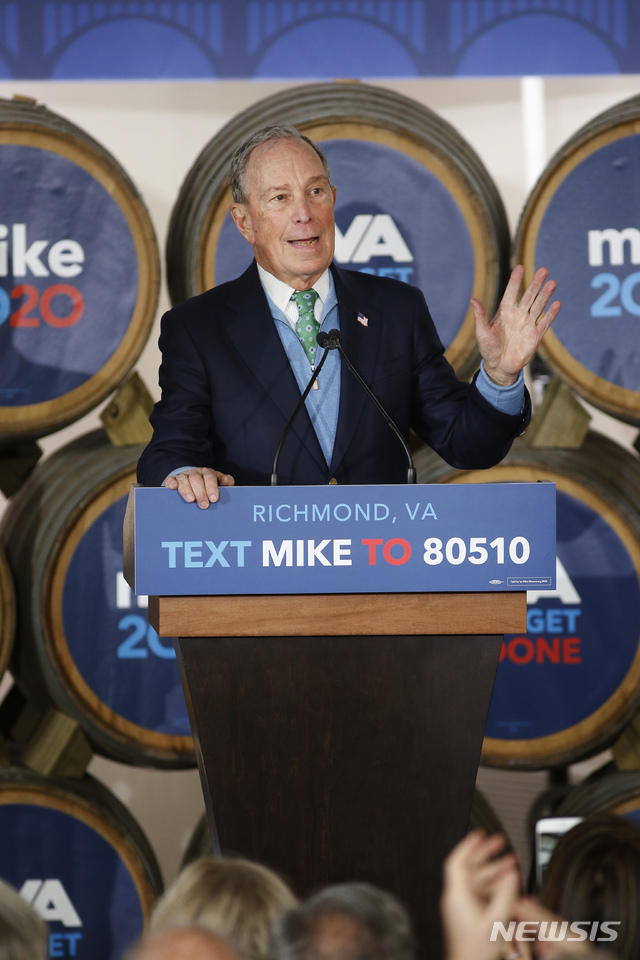 [리치먼드=AP/뉴시스]미국 민주당 경선 후보인 마이클 블룸버그 전 뉴욕시장이 15일(현지시간) 미 버지니아 리치먼드 하디우드 파크 양조장에서 선거 유세를 하고 있다. 2020.2.16.