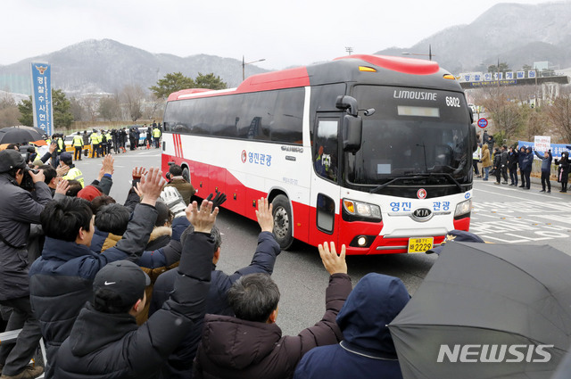 [아산=뉴시스] 최동준 기자 = 아산 시민들이 16일 오전 충남 아산시 경찰인재개발원 앞에서 신종 코로나바이러스 감염증(코로나19) 발원지인 중국 우한에서 귀국해 격리 생활을 끝내고 퇴소하는 교민들을 환송하고 있다. 2020.02.16. photocdj@newsis.com