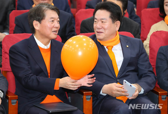 [서울=뉴시스] 장세영 기자 = 안철수 국민의당 창당준비위원장이 16일 서울 여의도 국회 의원회관에서 열린 국민의당 경기도당 창당대회에 참석해 의동섭 의원과 대화를 나누고 있다. 2020.02.16. photothink@newsis.com