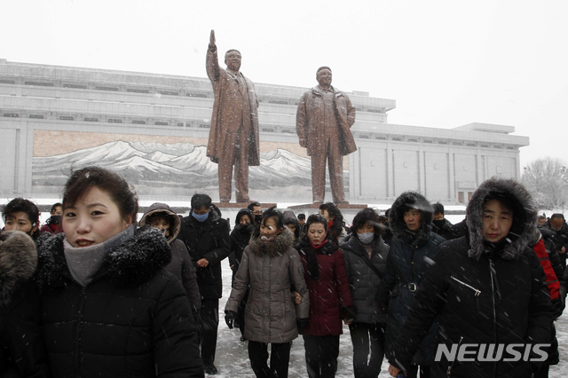 [평양=AP/뉴시스]김정일 국방위원장의 78번째 생일(광명성절)을 맞아 16일 북한 주민들이 평양 만수대 김일성과 김정일 동상을 찾아 참배 후 돌아가고 있다. 2020.02.16. 