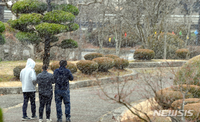 [광주=뉴시스] 류형근 기자 = 지난 16일 오후 광주 북구 중외공원에서 시민들이 산책을 하고 있다. 2020.02.16. hgryu77@newsis.com