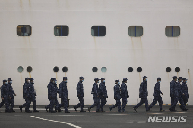 [요코하마=AP/뉴시스]일본 자위대원들이 지난 16일 요코하마항에 정박한 대형 유람선(크루즈) 다이이아몬드 프린세스호로 걸어가고 있다. 이 크루즈에서는 17일 기준 454명의 신종 코로나바이러스 감염증(코로나19) 확진자가 나왔다. 2020.02.18. 