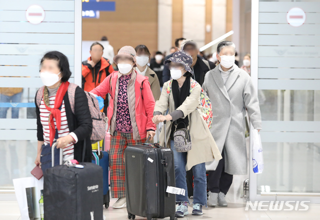 [인천공항=뉴시스] 조수정 기자 = 일본 신종 코로나 바이러스 감염증(코로나19) 확진자가 16일 400명을 넘어선 가운데 나고야발 비행기 등으로 도착한 승객들이 이날 인천공항을 통해 입국하고 있다.&nbsp; 2020.02.16. chocrystal@newsis.com