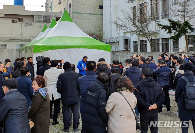 [목포=뉴시스] 천막으로 선거사무소 옮긴 민주당 우기종 예비후보. (사진=우기종 예비후보선거사무소 제공) 2020.02.16. photo@newsis.com