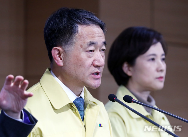 [서울=뉴시스]홍효식 기자 = 박능후(왼쪽) 중앙사고수습본부장(보건복지부 장관)과 유은혜 사회부총리 겸 교육부 장관이 16일 오후 서울 종로구 정부서울청사 합동브리핑실에서 신종 코로나바이러스 감염증(코로나19) 확대 중앙사고수습본부 회의 결과 브리핑을 하고 있다. 2020.02.16.&nbsp; yesphoto@newsis.com