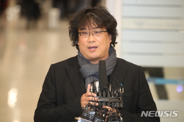 [인천공항=뉴시스] 조수정 기자 = 제92회 미국 아카데미 시상식에서 4관왕을 수상한 영화 '기생충' 봉준호 감독이 16일 오후 인천공항 제2터미널을 통해 귀국해 소감을 전하고 있다. 2020.02.16. chocrystal@newsis.com
