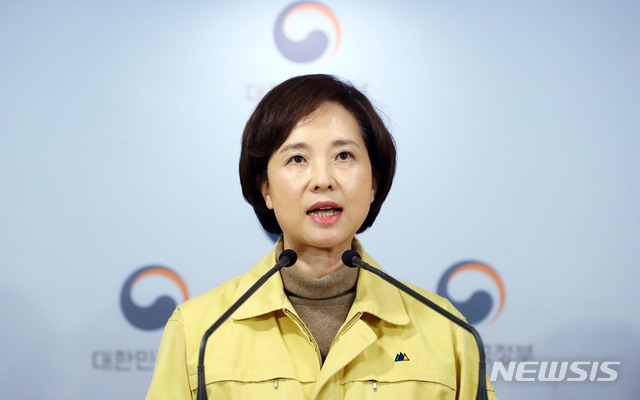 [서울=뉴시스]홍효식 기자 = 유은혜 사회부총리 겸 교육부 장관이 16일 오후 서울 종로구 정부서울청사 합동브리핑실에서 신종 코로나바이러스 감염증(코로나19) 확대 중앙사고수습본부 회의 결과 브리핑을 하고 있다. 2020.02.16.&nbsp;&nbsp; yesphoto@newsis.com