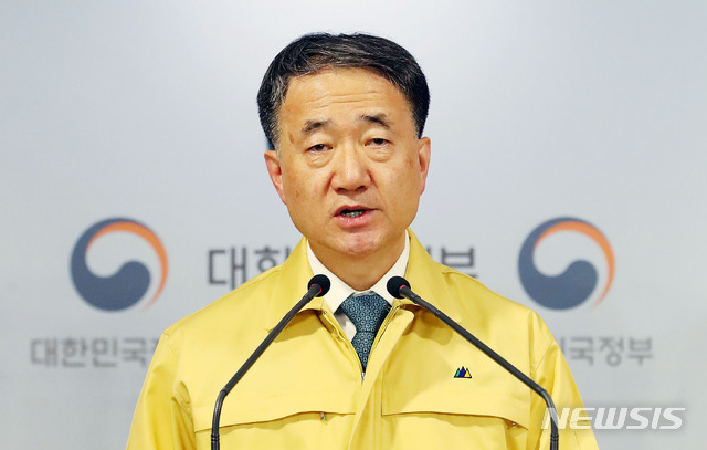 [서울=뉴시스]홍효식 기자 = 박능후 중앙사고수습본부장(보건복지부 장관)이 16일 오후 서울 종로구 정부서울청사 합동브리핑실에서 신종 코로나바이러스 감염증(코로나19) 확대 중앙사고수습본부 회의 결과 브리핑을 하고 있다. 2020.02.16.&nbsp;&nbsp; yesphoto@newsis.com