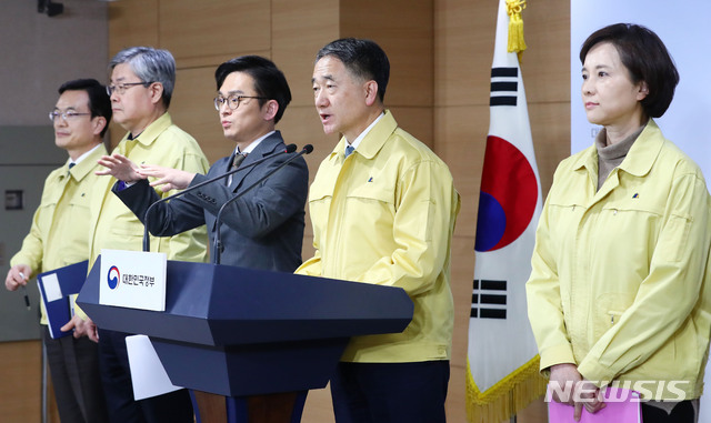 [서울=뉴시스]홍효식 기자 = 박능후 중앙사고수습본부장(보건복지부 장관)과 유은혜 사회부총리 겸 교육부 장관 등이 16일 오후 서울 종로구 정부서울청사 합동브리핑실에서 신종 코로나바이러스 감염증(코로나19) 확대 중앙사고수습본부 회의 결과 브리핑을 하고 있다. 왼쪽부터 조세영 외교부 제1차관, 이재갑 고용노동부 장관, 수화통역사, 박능후 본부장, 유은혜 교육부 장관. 2020.02.16.&nbsp;&nbsp; yesphoto@newsis.com
