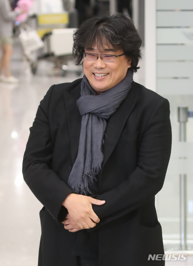 [인천공항=뉴시스] 조수정 기자 = 제92회 미국 아카데미 시상식에서 4관왕을 수상한 영화 '기생충' 봉준호 감독이 16일 오후 인천공항 제2터미널을 통해 귀국, 인사하고 있다. 2020.02.16. chocrystal@newsis.com