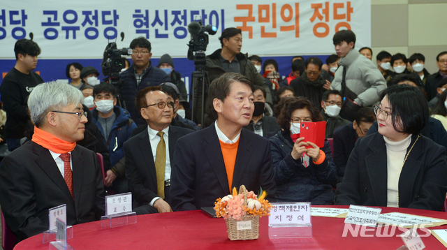 [광주=뉴시스]변재훈 기자 = 안철수 국민의당 창당준비위원장이 16일 오후 광주 서구 김대중컨벤션센터에서 열린 국민의당 광주시당 창당대회에 참석해 정책 제안에 나선 직능단체 대표들과 대화를 나누고 있다. 2020.02.16.wisdom21@newsis.com