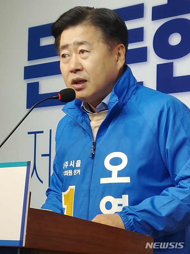 [제주=뉴시스]배상철 기자 = 더불어민주당 오영훈 국회의원이 17일 제주시 동광로에 마련한 선거캠프에서 기자회견을 열고 4·15총선 제주시 을 선거구 재선 도전을 선언하고 있다. 2020.02.17. bsc@newsis.com 