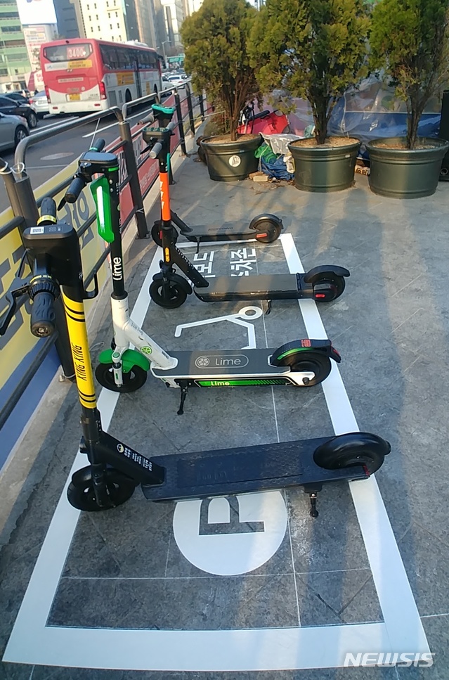 [서울=뉴시스]서울 서초구에 설치된 전동킥보드 주차존. 2020.02.17. (사진=서초구 제공). photo@newsis.com