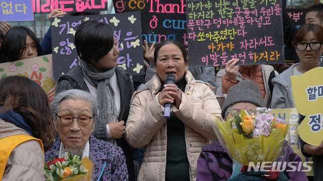 [서울=뉴시스] 고 김복동 할머니가 참석했던 수요 집회에 함께 자리한 베트남 전쟁 민간인 학살 피해자 응우옌 티 탄/영화 '기억의 전쟁'(사진=시네마달 제공)2020.02.17 photo@newsis.com 